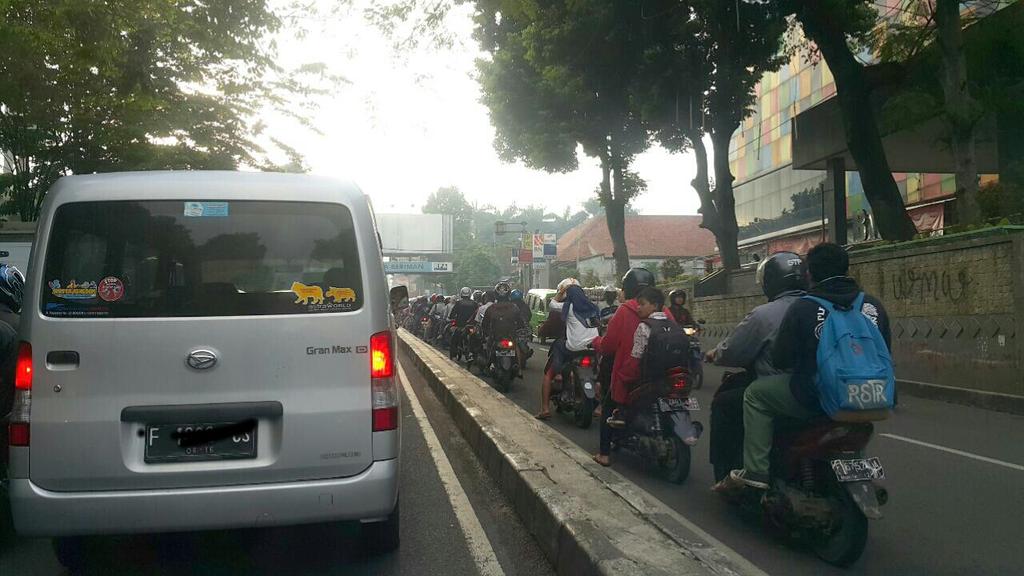 jennyzhank's tweet photo. tiap pagi dpn BTW panaragan, motor seenaknya lawan arus. tlg ditindak tegas pak, krna sangat mengganggu. trm ksh. http://t.co/P2xNjByklG