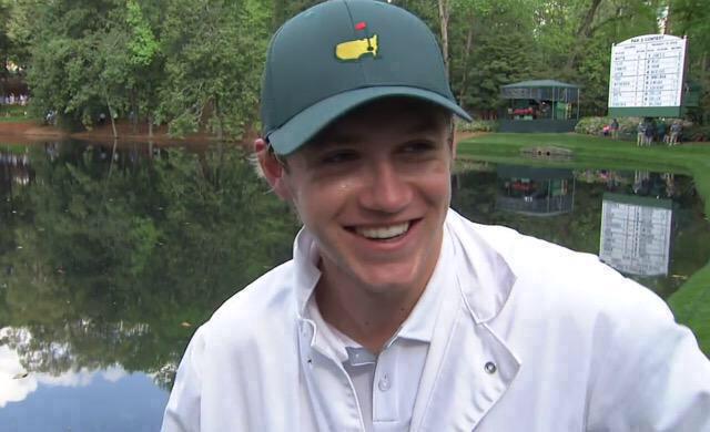 niallescent's tweet photo. HE PERFORMS IN FRONT OF 90 000 PEOPLE BUT PUT HIM IN FRONT OF A CAMERA AND HE BECOMES A BRIGHT RED IRISH TOMATO http://t.co/GJobS9QekT