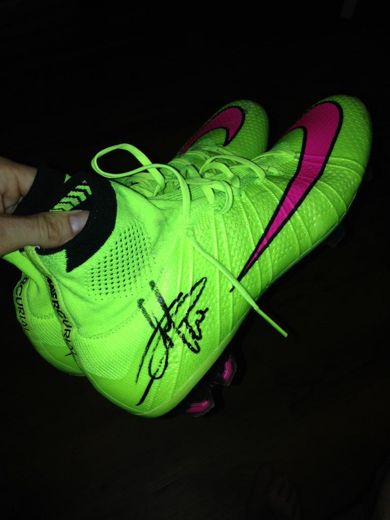 TheF2's tweet photo. Signed boots by Eden Hazard!!!! Could there be a giveaway competition on the horizon lol http://t.co/7hVQZjIdrW