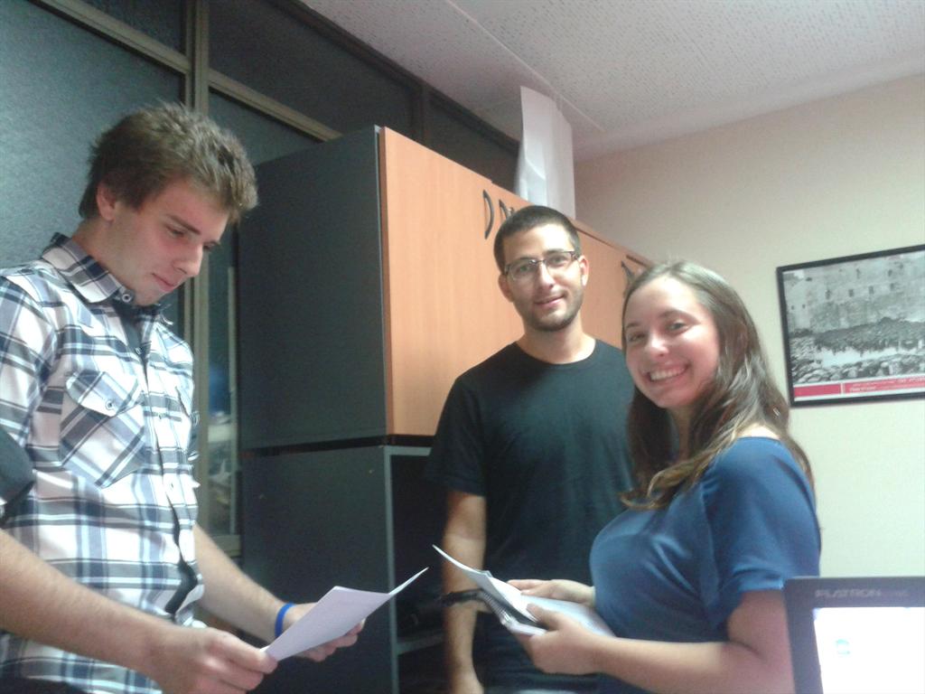 _Maaian's tweet photo. A pocos minutos de comenzar un nuevo año de #Escuela. Equipo listo! http://t.co/2LKn0sEUjP