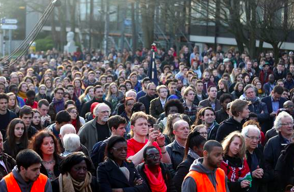 Ce mercredi, 1500 personnes ont rendu hommage à l'#ULB  aux victimes de l'attentat au #Kenya