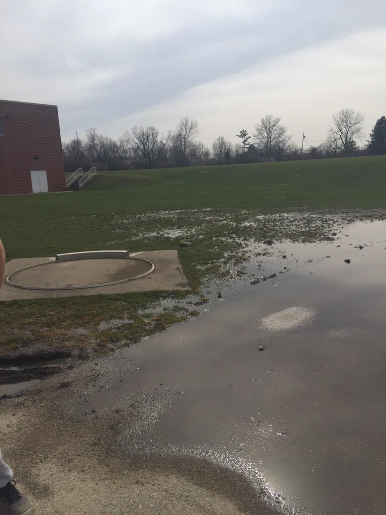 ChineaLowe's tweet photo. literally the worst pit in the state of Ohio #wheredoyouthrow #ew #swamplife #youshouldbeembarassed #shotput ๐ http://t.co/8A1Fd8hXWB