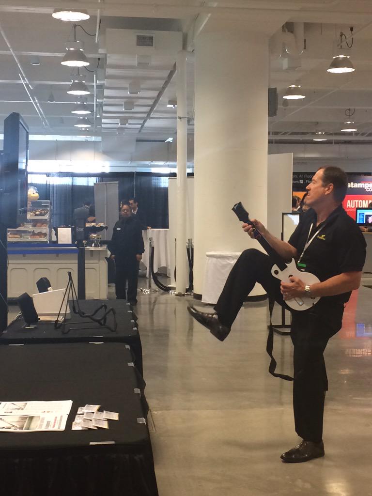 hypepotamus's tweet photo. ...just one of many awesome things happening at #ETailUSA! @total_delivery @terrapinn #ClickCollectShow http://t.co/cChab18ktk