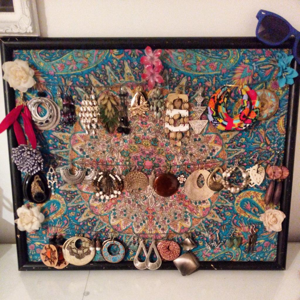 JojacksonWW's tweet photo. Happy as with my upcycled jewellery board from a broken picture frame &amp; old scarf #wllm #wastelesslivemore #upcycle http://t.co/LYpzI3elGg