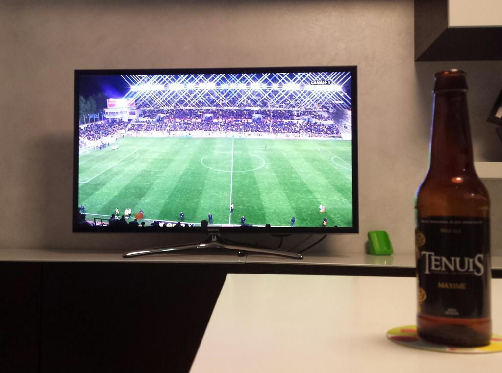 Viendo el futvol disfrutando de una <a href="/CervezaTenuis/">Cerveza Tenuis</a>. Muy buena cerveza recomendada por mi amigo Julu.