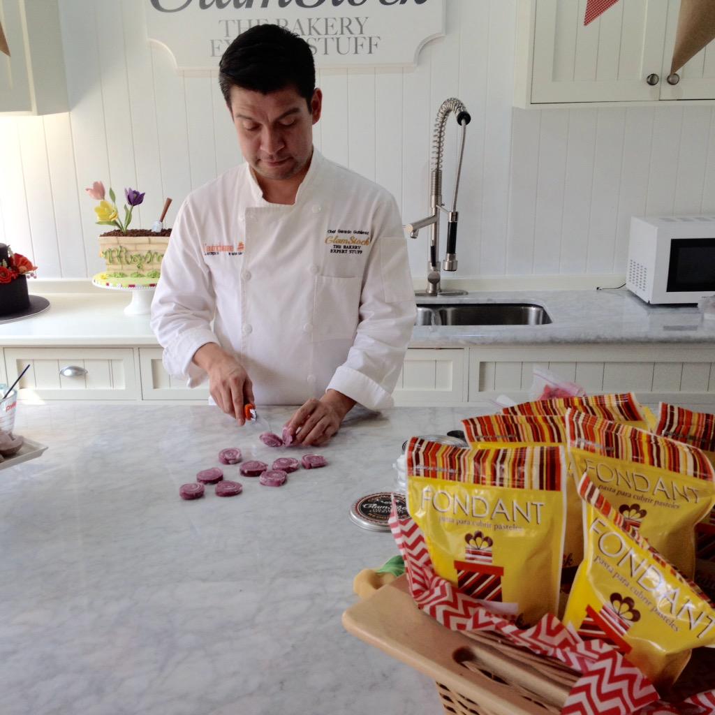 ChefGerardoG's tweet photo. En grabación nuevamente y trabajando con el mejor #fondant #glamstock http://t.co/Gxzbt2Y3nb