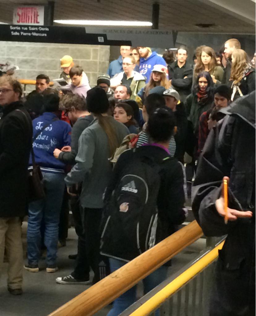 Ray_Sharles's tweet photo. Les étudiants se déplacent vers le rez-de-chaussée du Pavillon R. #UQAM #manifencours http://t.co/BOBoNkqNvq