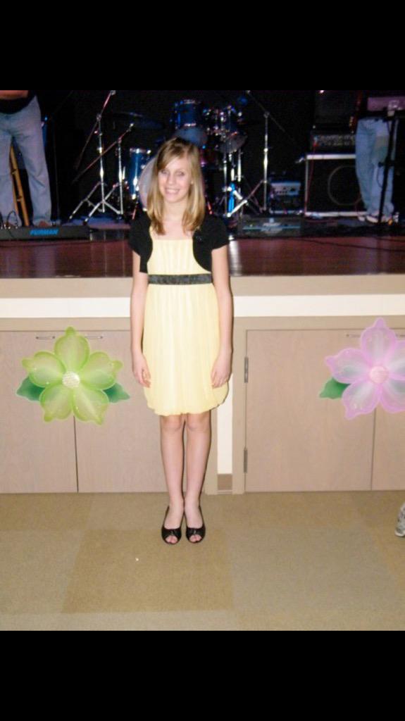 juliannestanger's tweet photo. what I looked like when I was 12 vs. what my sister looked like when she was 12 😑 #whyisshesopretty 😩😍 http://t.co/c2Tyq4fqbn