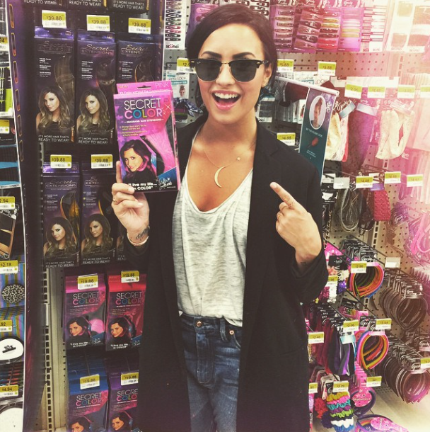 ddlovato's tweet image. Stopped by @walmart and found @mysecretcolor!! #secretselfie 💁💙💜💛💚 getsecretcolor.com