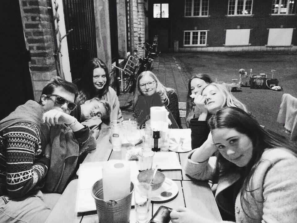 Brittdancee's tweet photo. Theeke drinken XDDDDD plezier maken met @VermeerschManon (mijn BFF) &amp; andere <333333 http://t.co/nQT5G1MYKu