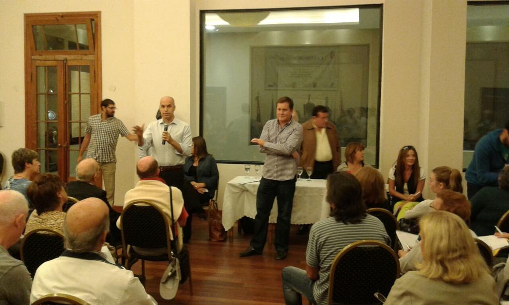 AliciaBesada's tweet photo. @horaciorlarreta esta en @bacomuna6 hablando con nuestros vecinos sobre todo lo que hicimos @marceiambrich http://t.co/1VJzP9QT9g