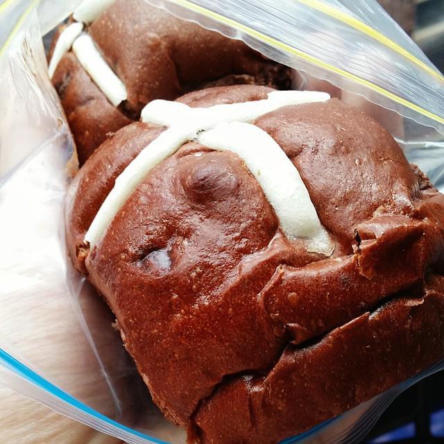 sirnomalot_'s tweet image. #Chocolate hot cross buns to go while going through flashcards. #firsthurdle #TheNomalots