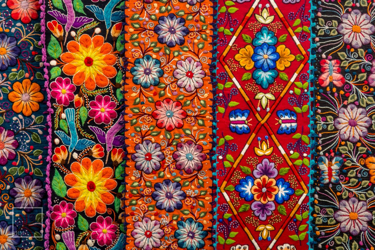 TurayBlog's tweet photo. A visit to #Pisac market...an explosion of color! #handmadetextiles #peruvianartisans #cusco http://t.co/vuLlZQX2KS