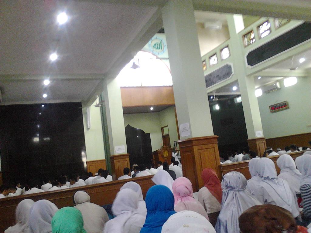 Berdoa bersama buat kelancaran UN. Ah sedih😭 yg khusyu ya temen temen...