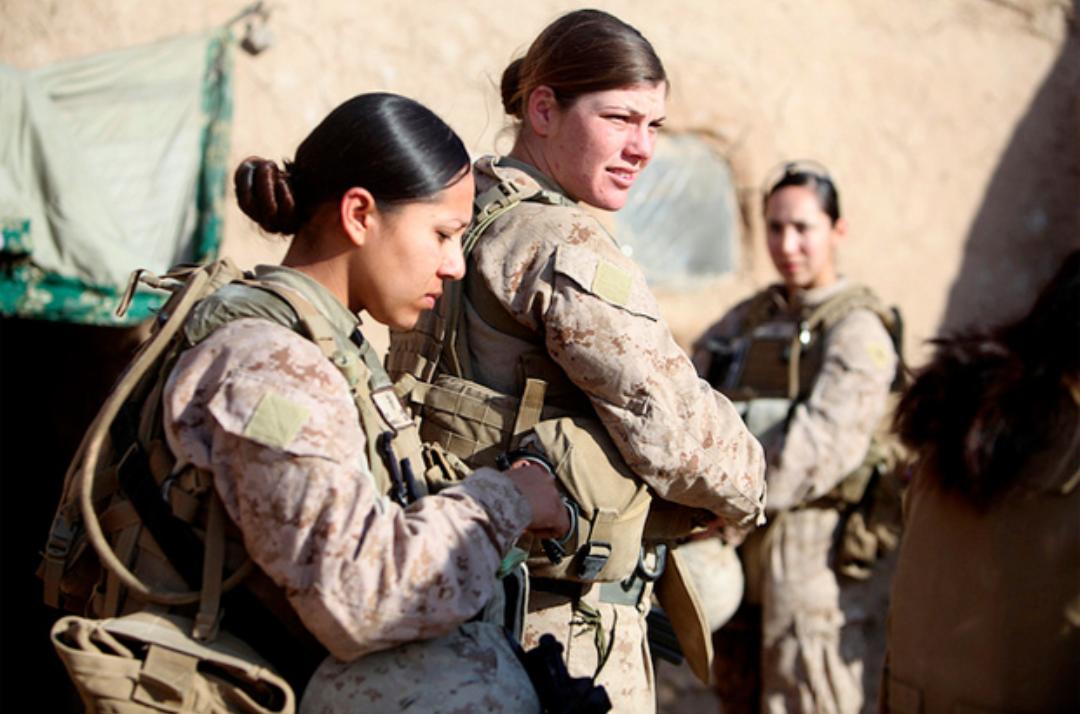 Hound 同じ女性兵士でも軍によって規則が違うから髪型も異なって興味深い １枚目はイスラエル軍の女性兵士 ２枚目はアメリカ 海兵隊の女性兵士 Http T Co Olev5tufzy