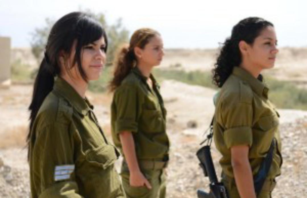 Hound 同じ女性兵士でも軍によって規則が違うから髪型も異なって興味深い １枚目はイスラエル軍の女性兵士 ２枚目はアメリカ 海兵隊の女性兵士 Http T Co Olev5tufzy