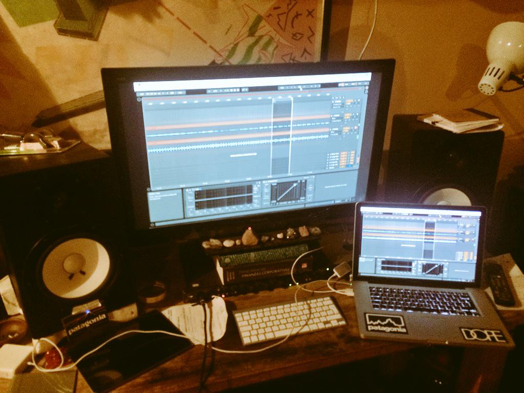 drunvaloop's tweet photo. Trabajando en el EP que sale pronto. #ableton #hsm80 #focusrite http://t.co/s2WqkBlaQH