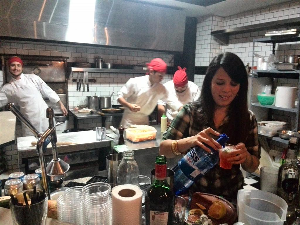 laralakd's tweet photo. Muy buena onda la gente de @MonzuPizzeria en el evento elite de @YelpBA http://t.co/1ikdk8kdBG