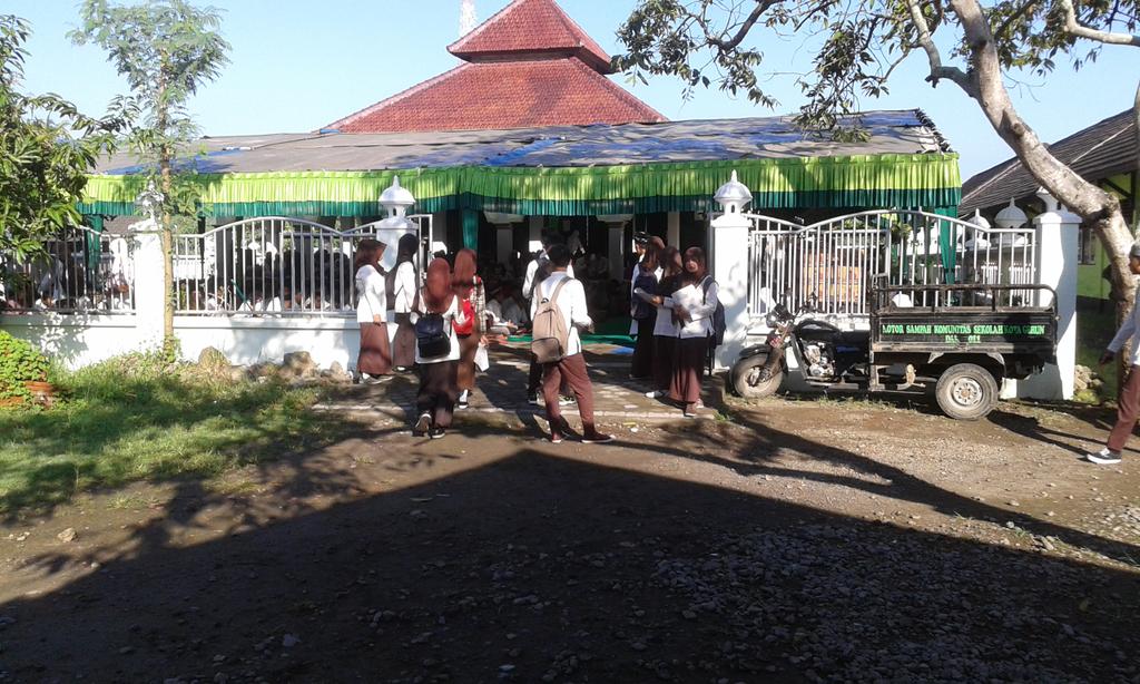 09042015 Istigosah dlm rangka menyongsong UN. Semoga yg terbaik untuk kelas XII, pertahankan sinarmu! *OSIS Bid BT