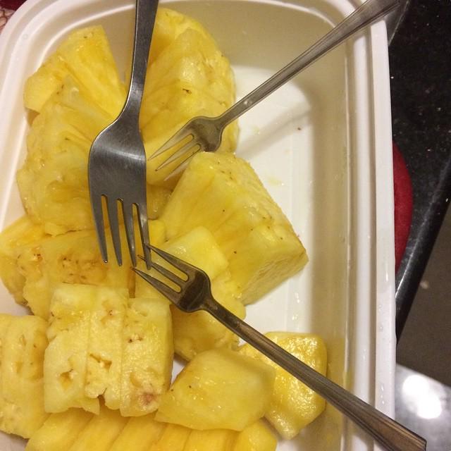 desafio6's tweet image. Asked my mother in law for a fork and got the cutest #tinyfork #pineapple #fruit #food ift.tt/1DKULe6
