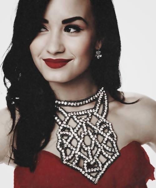 maconha6987's tweet photo. 😭😍#CelebrityAwards2015 Demi lovato http://t.co/ptazhfHU8k