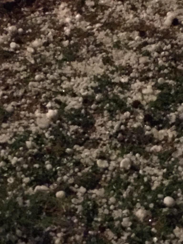 MatthewFHays1's tweet photo. @WRAL bad hail in Louisburg. http://t.co/DFXLtnlL7M