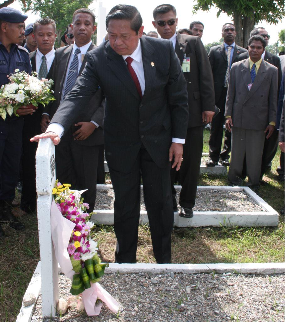 SBYudhoyono's tweet photo. Hari ini 10 th yg lalu (9/4), SBY ziarah ke Taman Makam Pahlawan Seroja & Santa Cruz, Dili, Timor Leste. #HISTAL http://t.co/v4yU6qpKaO
