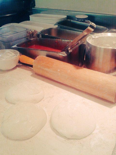 gdShayne08's tweet image. #morningJob#workbound#makingPizza#pizzaStation#All-around#@hyatt671