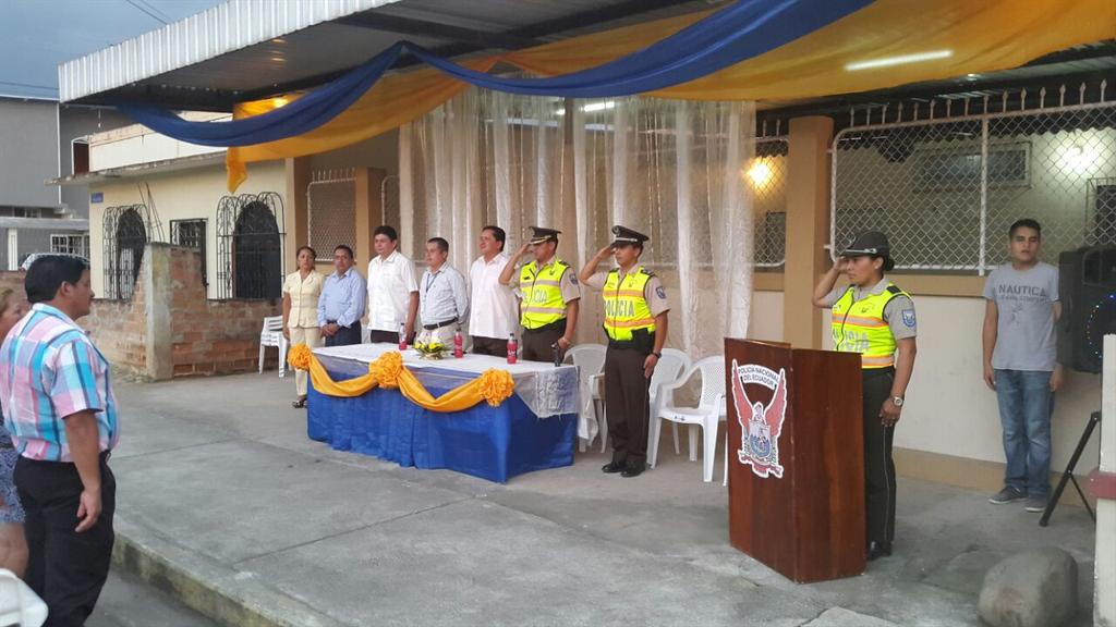 PoliciaEcuador's tweet photo. Con moradores cdla Justicia de Dios, personal #DistPasaje #SZElOro inaugura alarmas comunitarias. #DirGO http://t.co/QjbiY3qyX6