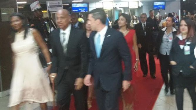 prensacom's tweet photo. Llega el primer ministro de #Belice para la @CumbrePanama http://t.co/cDSXUU3shb http://t.co/MQ4CmqFj8T