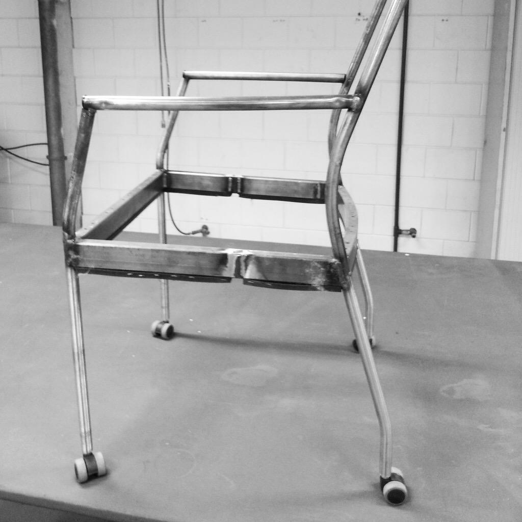 GLODEFcom's tweet image. Je hebt een idee over een eetkamerstoel. Het begint met een frame