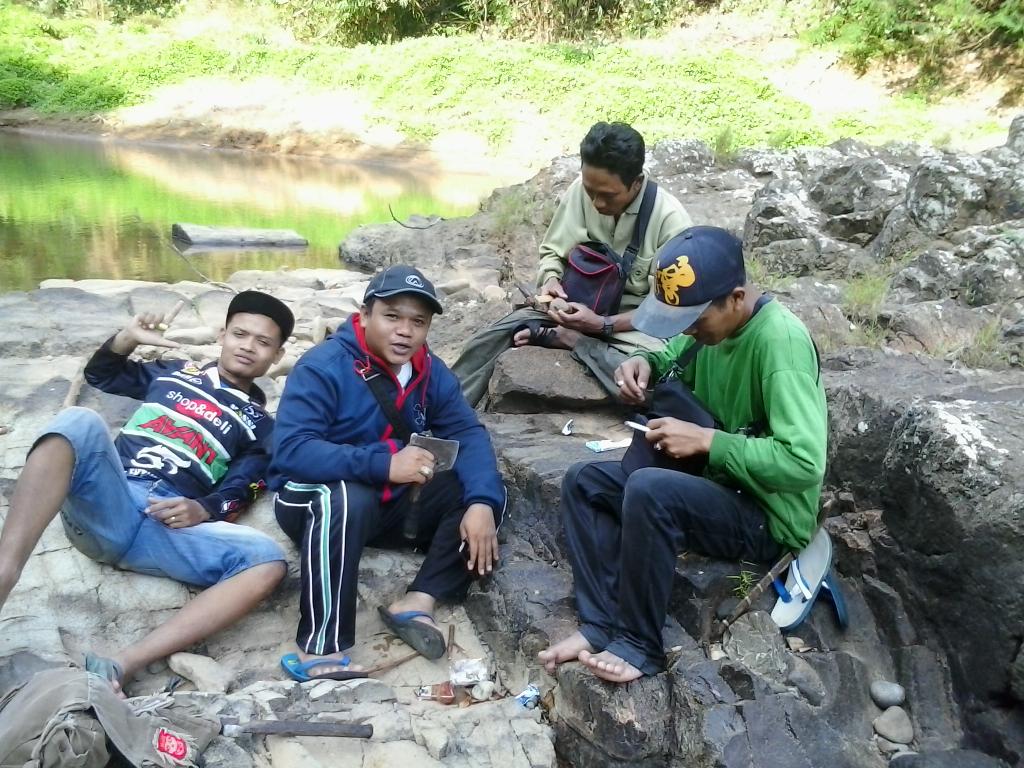 arnostoone's tweet photo. di peloksok tasikmalaya berharap menemukan jenis batuan mulia baru yang belum ada dipasaran... http://t.co/LMDYyxQ79d