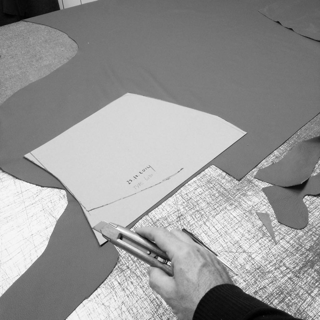 GLODEFcom's tweet image. De stoel uitmallen met karton en de start van het snijden van leer