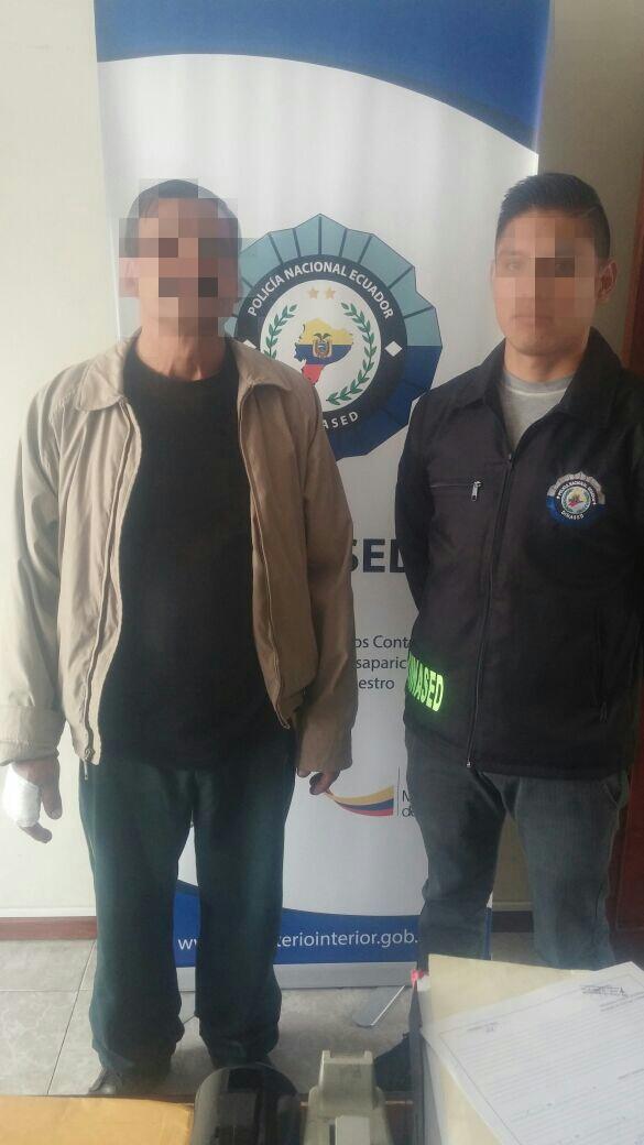 PoliciaEcuador's tweet photo. #NoAlMaltrato. Operativo #Dinased #SZLoja detuvo a ciudadano que causó heridas con arma blanca a conviviente. #DirGO http://t.co/XRWvEpIeNs