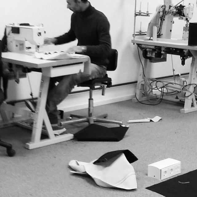 GLODEFcom's tweet image. Bij de onze stikkerij wordt het leer aan elkaar gestikt