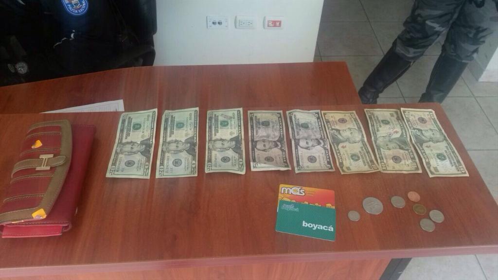 PoliciaEcuador's tweet photo. Personal #DistLoja1 #SZLoja detuvo a presuntos arranchadores. Recuperada cartera y dinero sustraído #DirGO http://t.co/DqZQYo4Acm