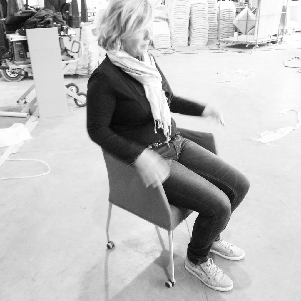 GLODEFcom's tweet image. Het allerbelangrijkste is of de stoel comfortabel zit. Janette als kritische  proefpersoon