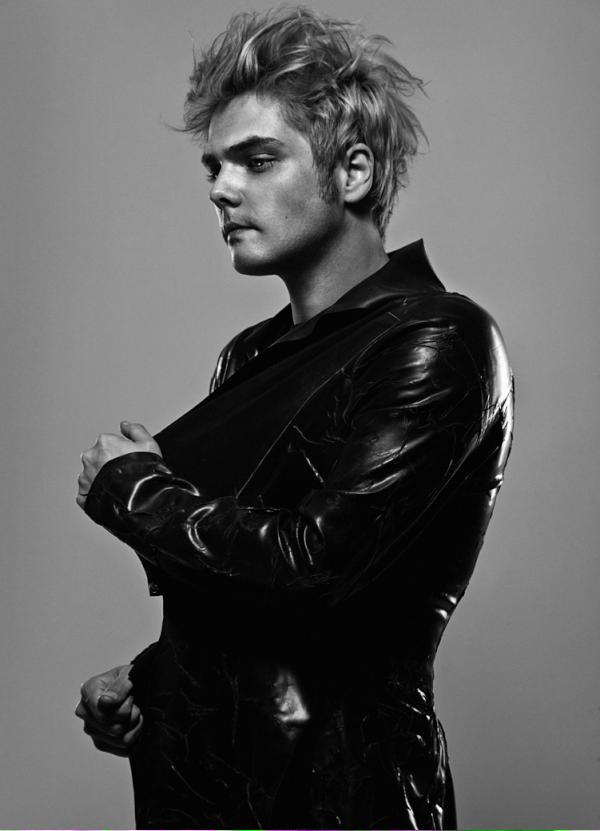 Omgee happy birthday To one of my biggest inspirations Gerard way 