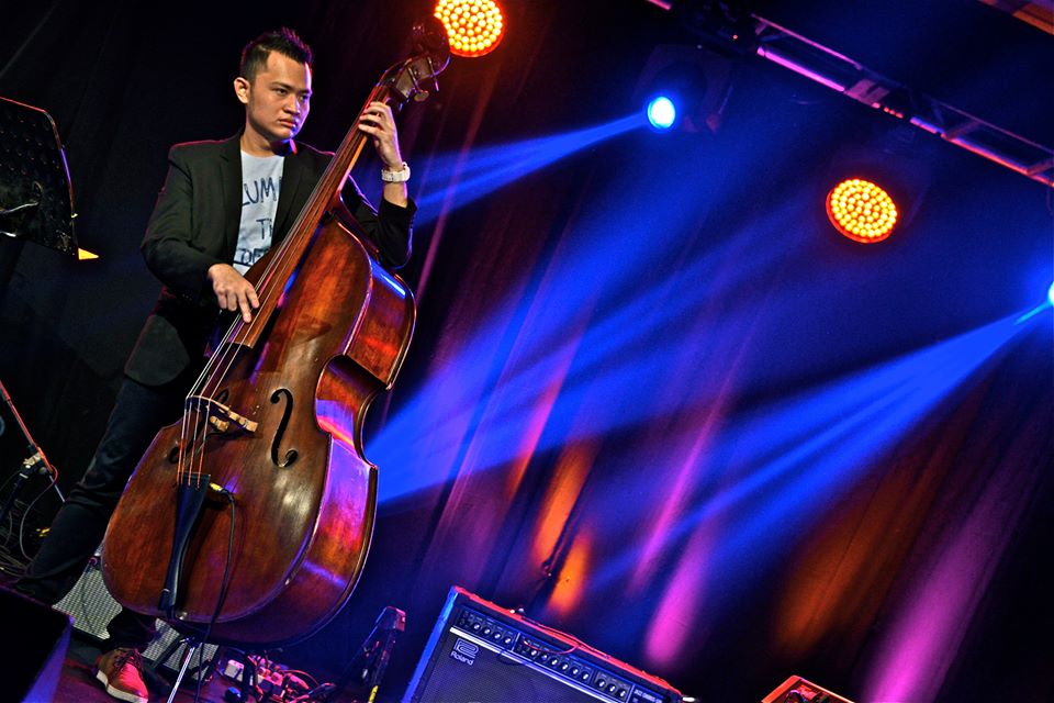 ARTOZ present live music before carrying on the night at Jakarta. <a href="/kevin_yosua/">kevin yosua</a> feat <a href="/MissAmeliaOng/">• AMELIA •</a> 7.30pm.