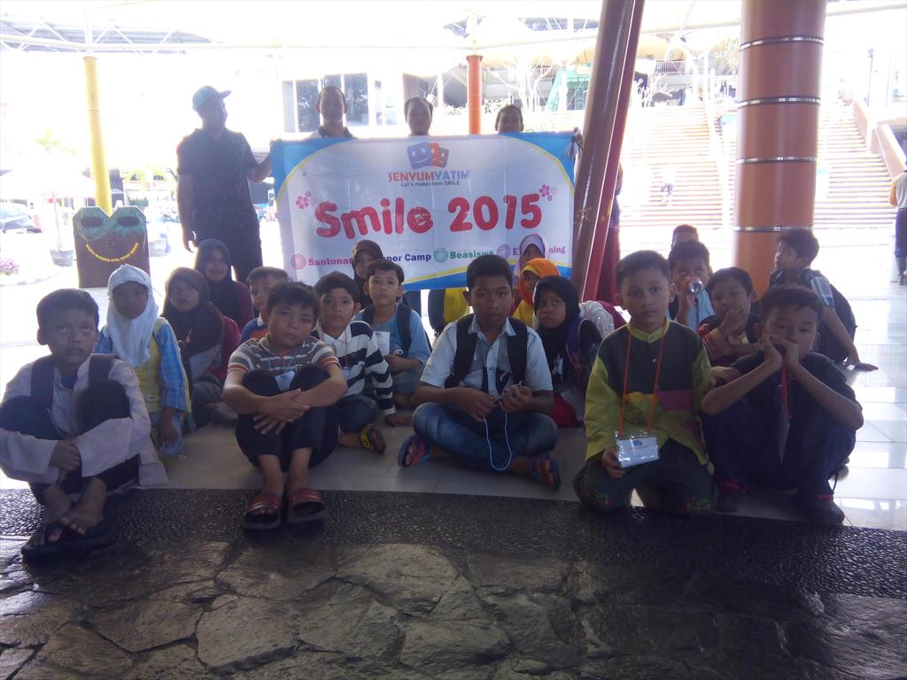SenyumYatim's tweet photo. Ayo tebak...... Kami outing kemana? ..... #SenyumYatim http://t.co/1YU7YZK1VO