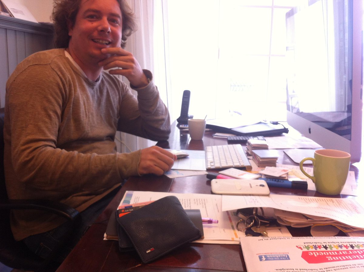 Mijn portemonnee kwijt op Amsterdam CS. Zie oude foto. Wie heeft hem gevonden. Please retweet vastgoedjournaal.nl