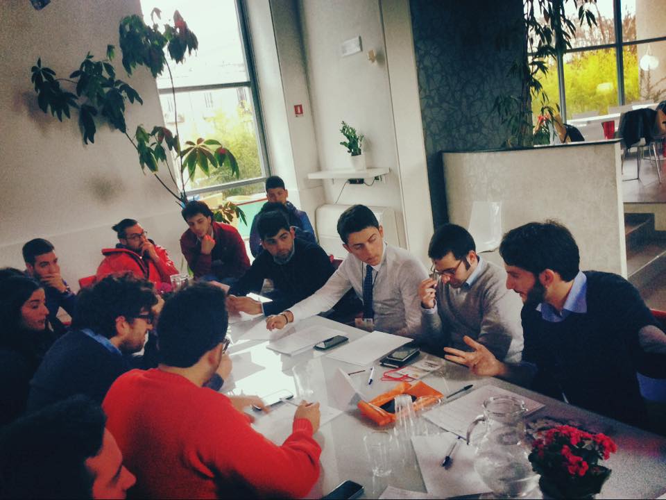 amoroso_aless's tweet photo. Qualche foto dell'evento (pasquale!) di #RiformaGD a Cosenza con i @gdAldroCS e i GD calabresi #RiformaGDtour http://t.co/Z8H33r74Rd