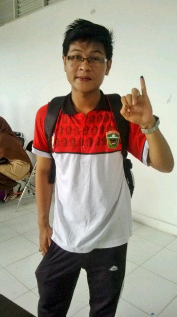 bemstkip's tweet photo. Calon presiden no urut 2 mencoblos jugaa :) http://t.co/N1XxLGbdXd