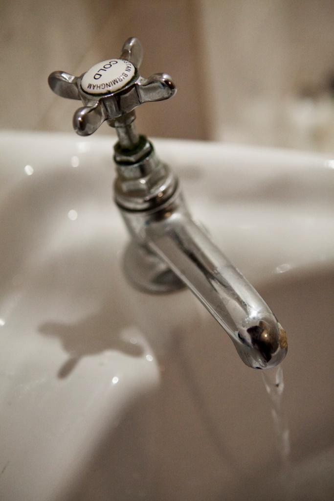 ZSP_ORG's tweet photo. Brushing your teeth? Washing dishes? Turn off the tap to save ~34 ltrs of water/day #UAEWaterSecureFuture #YTurnItOff http://t.co/xRFh6RswAY