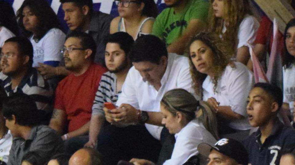 DarkBloodBlood's tweet photo. Se presenta a un partido de basket y la gente lo abuchea #POECITO #RoblesPompa #YQuiereSerPresidenteMunicipal http://t.co/lEtoWaUFqB