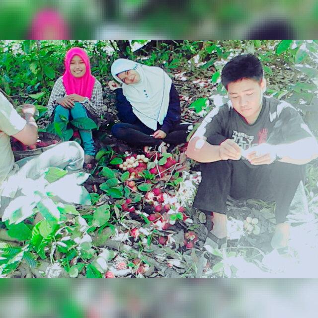 sukmaLCS's tweet photo. Ceritanya makan rambutan langsung dri kebun *again* http://t.co/yuzrkzI0ZH
