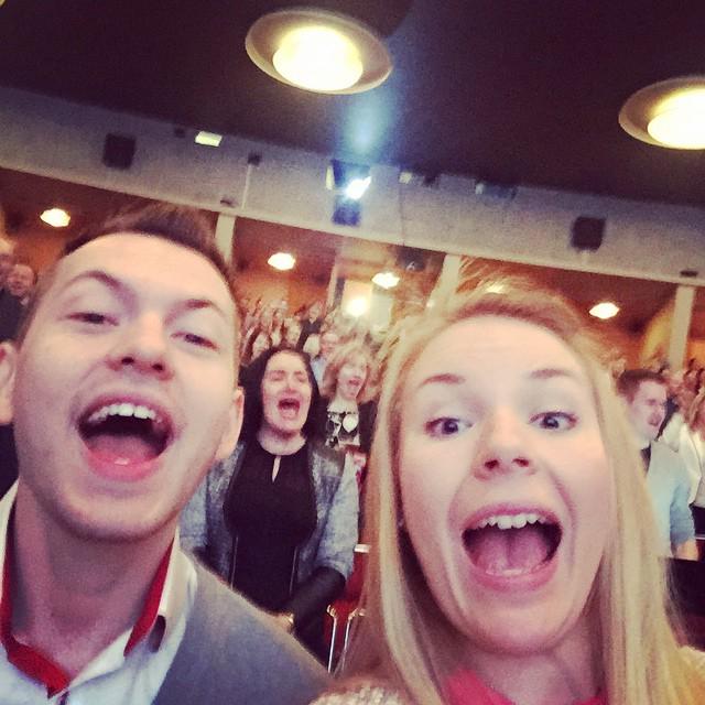 pixelshelsinki's tweet photo. Huomenta! Tiimi @amuranen ja @leeniemilia #digitalist mestoilla - aamu alkuun yhteisellä "Jee!" huudolla! #sharingi… http://t.co/6yCL0b2cPU