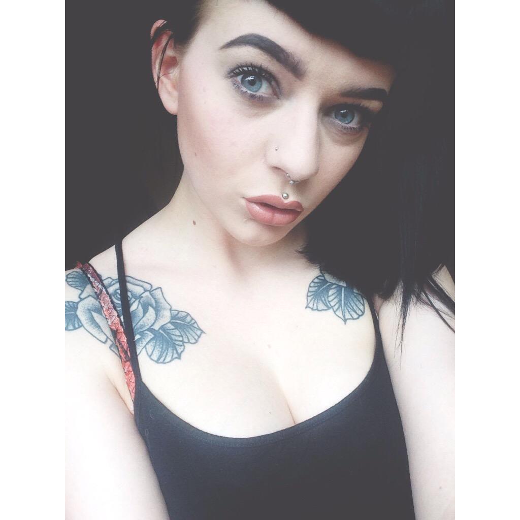 katiexdrink's tweet photo. my little moon face is loving @Illamasqua's new contour gel 🌝 #illamasqua #hellocheekbones http://t.co/6E0pMWEsGM http://t.co/iXWpgKOfw0