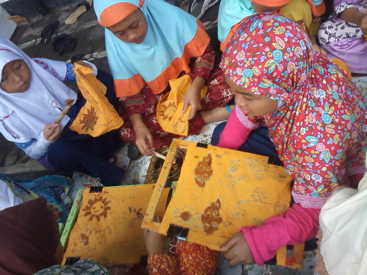 sigitkataqita's tweet photo. @infosenijogja anak-anak year4 @SDIT_LHI asyik belajar batik 2 warna teknik celup. http://t.co/AKvin4JOJR