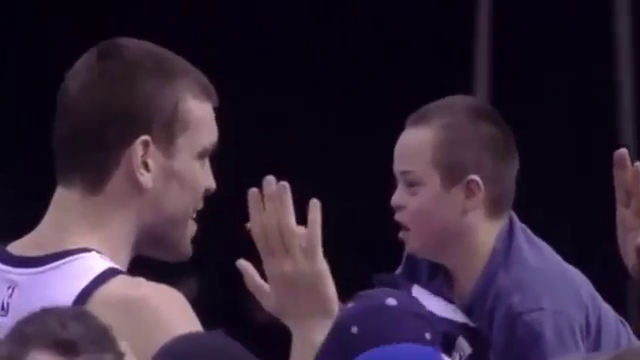 DeportesCuatro's tweet photo. ¡El enorme gesto de Marc Gasol haciendo feliz a un aficionado con síndrome de down! http://t.co/wFZuGbDfMq http://t.co/qCcoIwiS4B